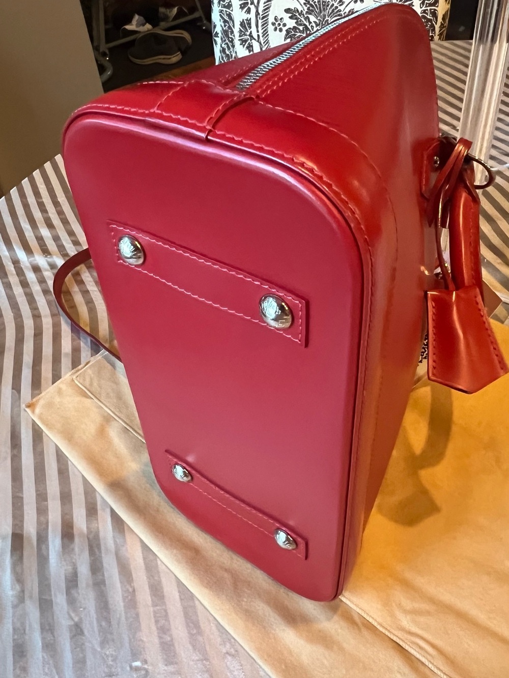 Pre-owned Authentic Louis Vuitton Epi Leather Satchel in Deep Red - Picture 5 of 10